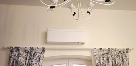 Climatisation murale unité intérieure installée dans une pièce de vie